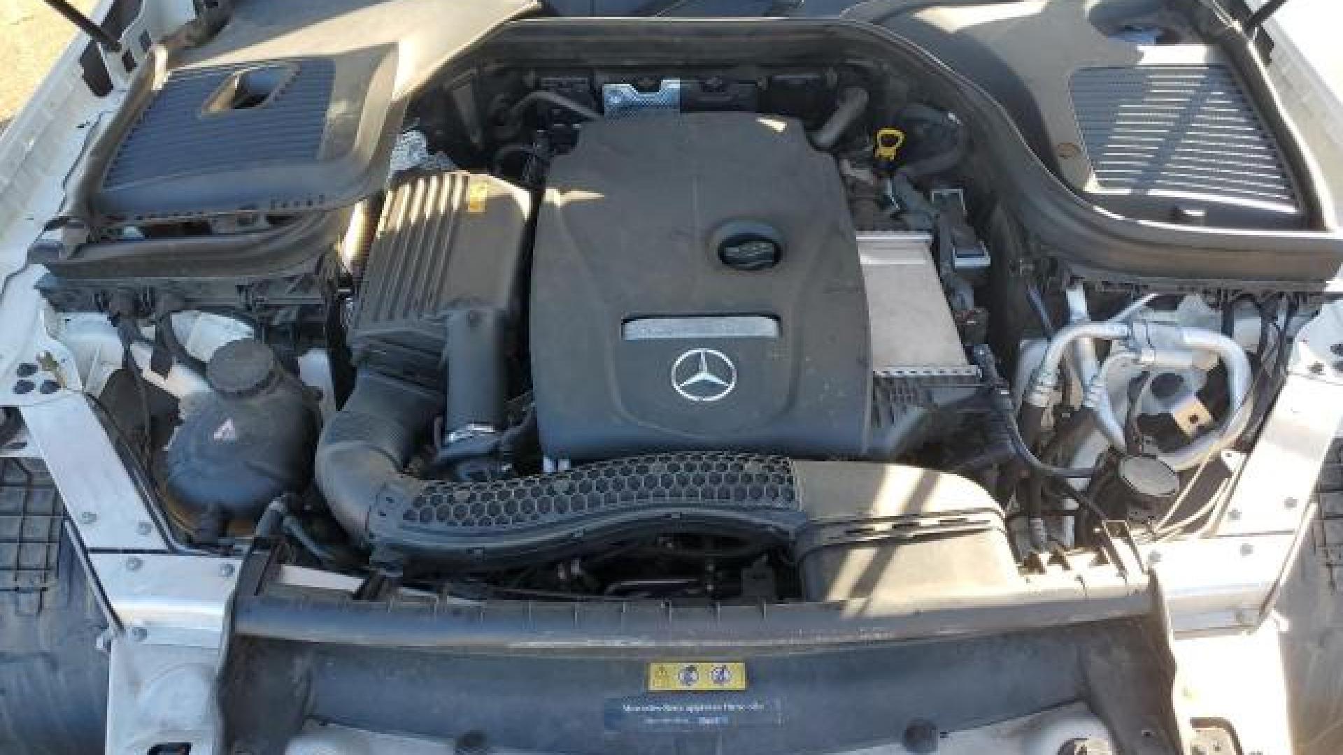 Mercedes - Glc300 - 2018 - White - 88102765