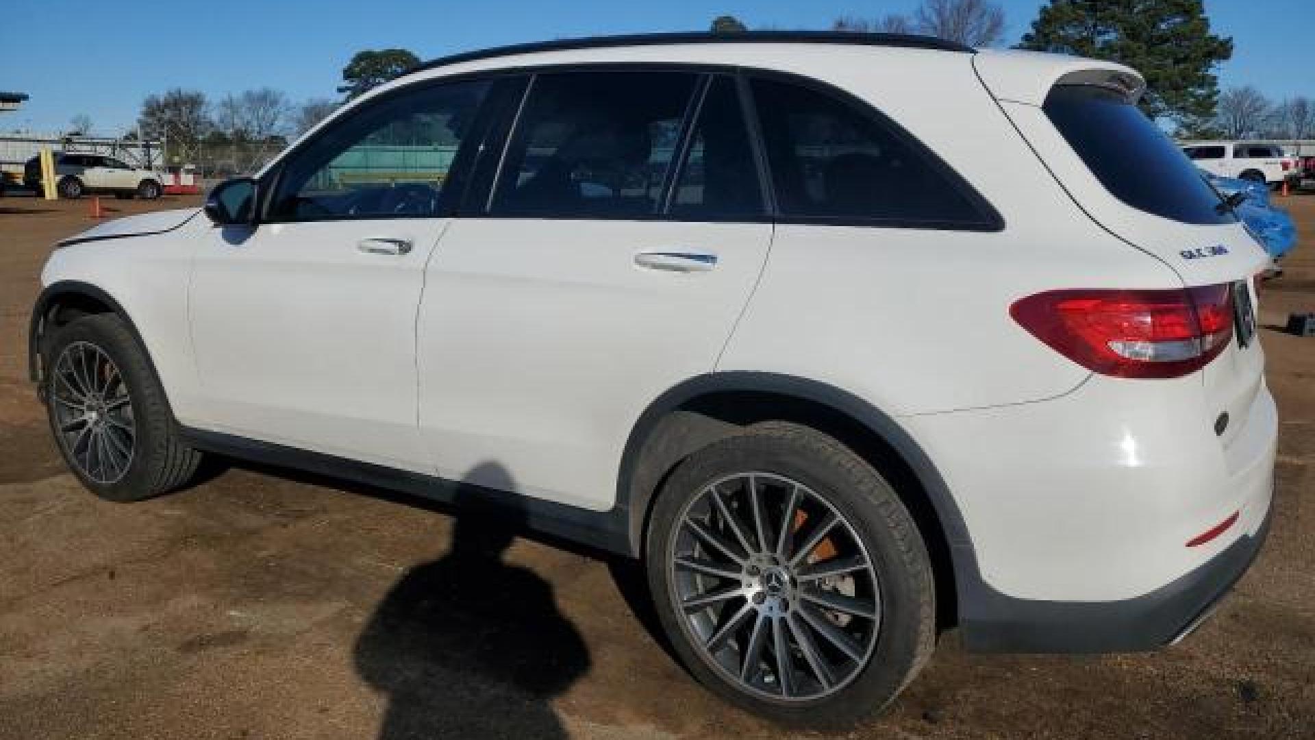 Mercedes - Glc300 - 2018 - White - 88102765