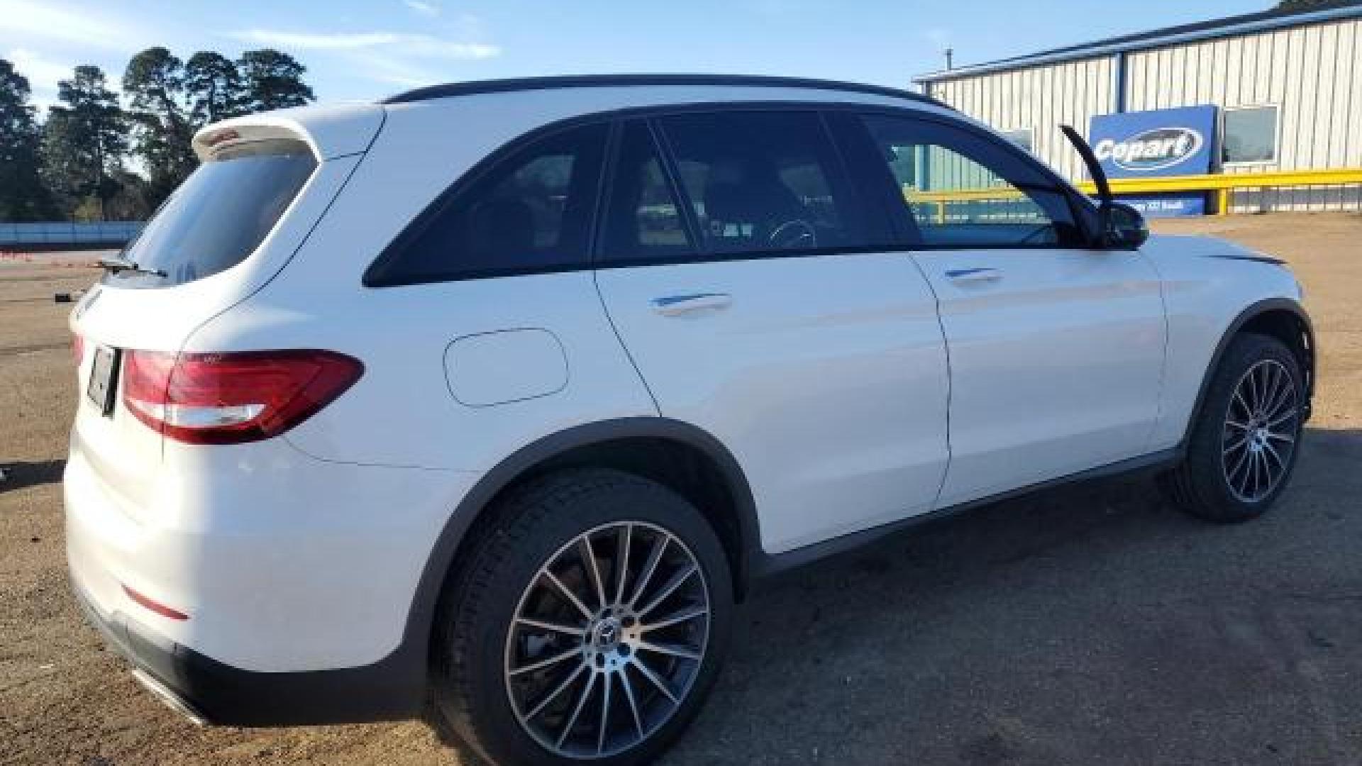 Mercedes - Glc300 - 2018 - White - 88102765