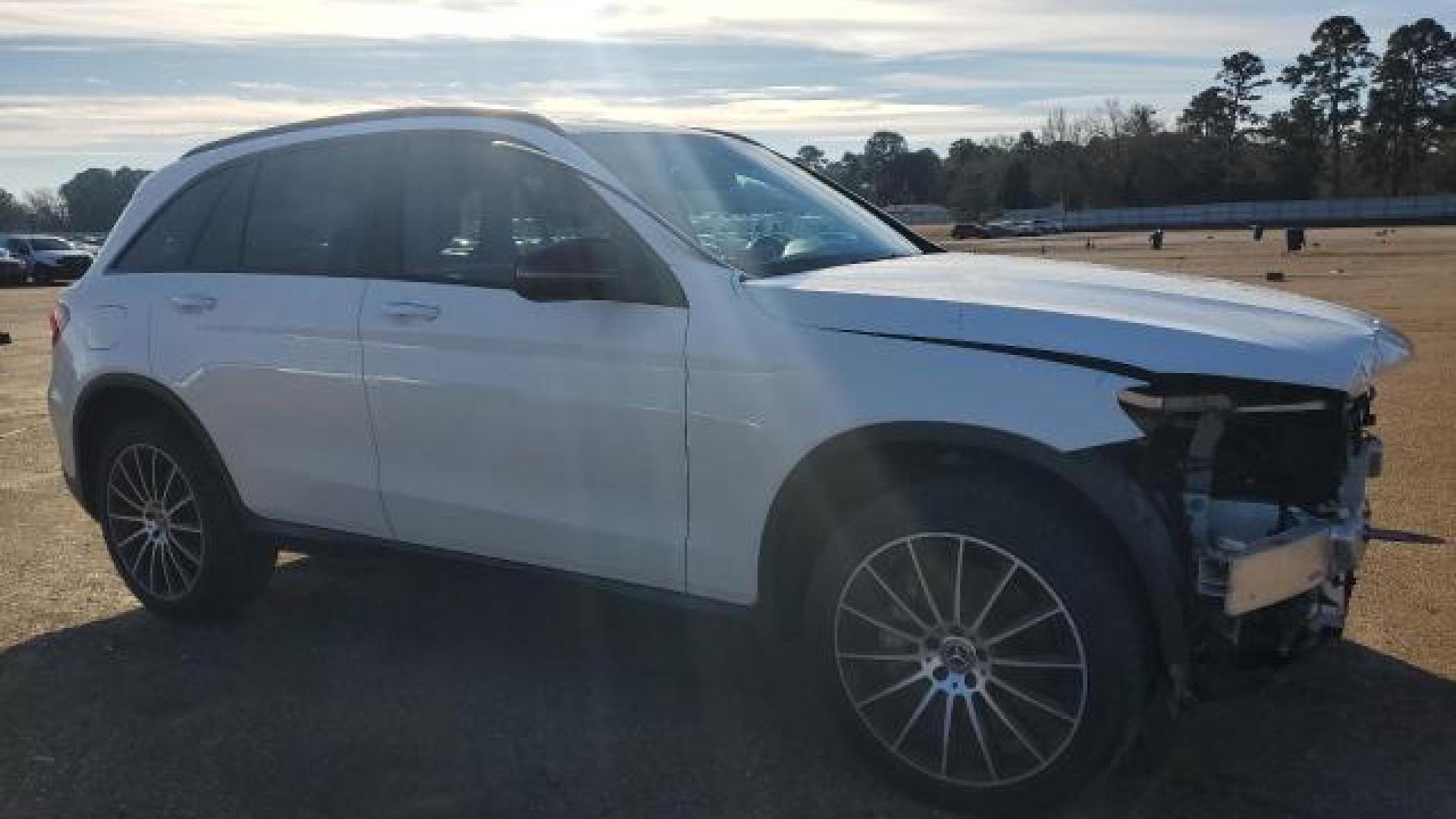 Mercedes - Glc300 - 2018 - White - 88102765