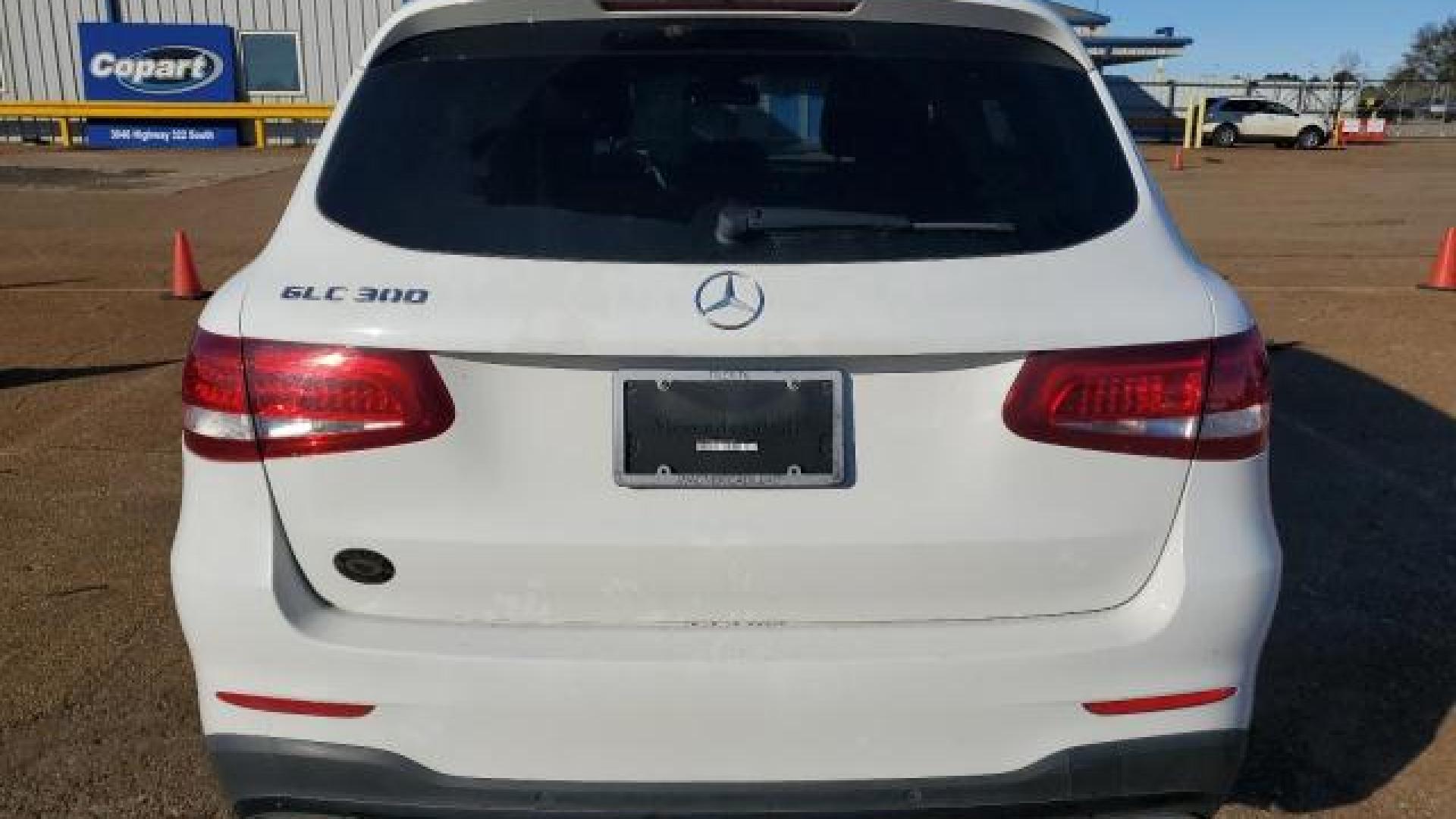 Mercedes - Glc300 - 2018 - White - 88102765