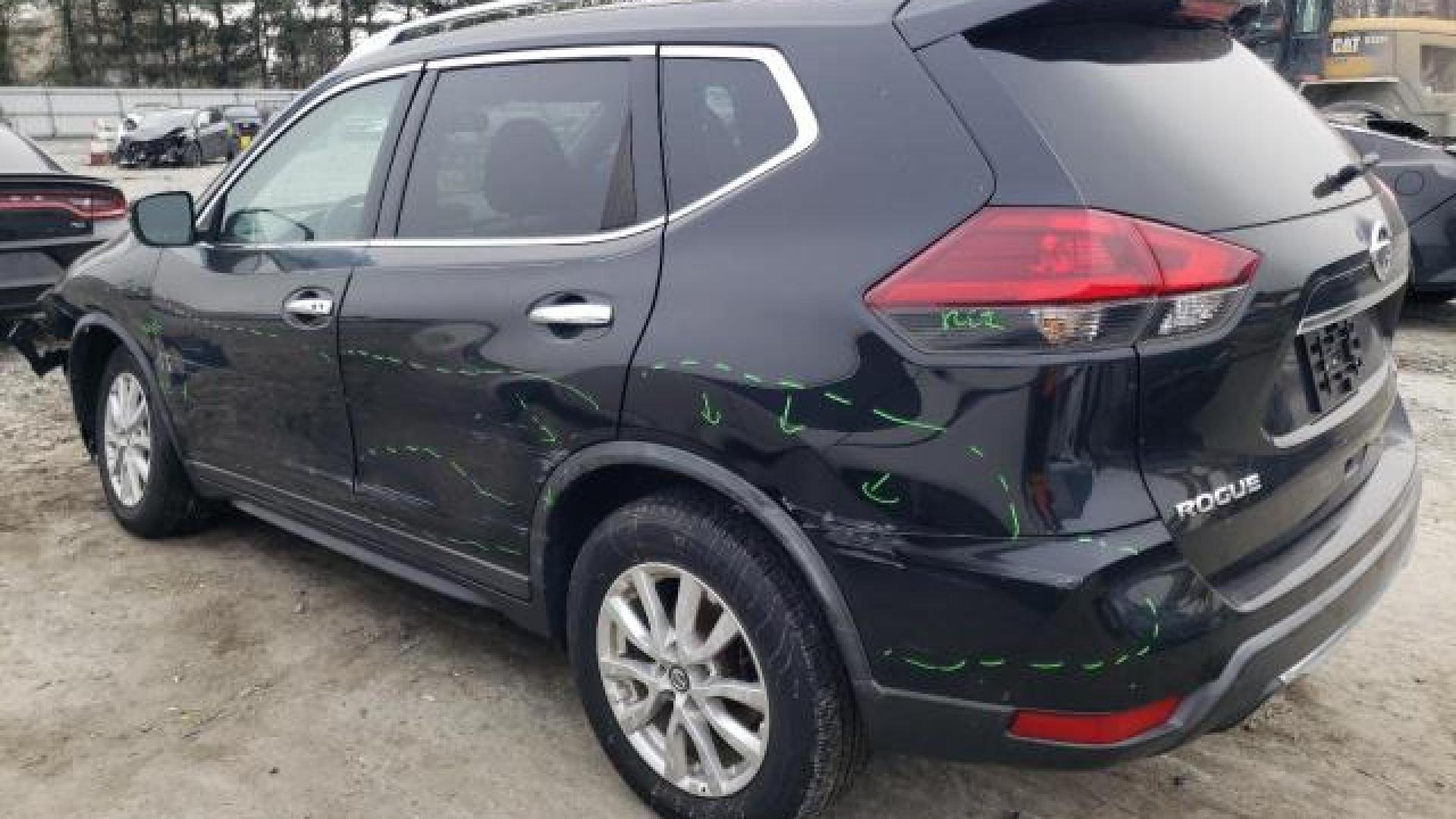 Nissan  - Rogue - 2018 - Black - 88412545