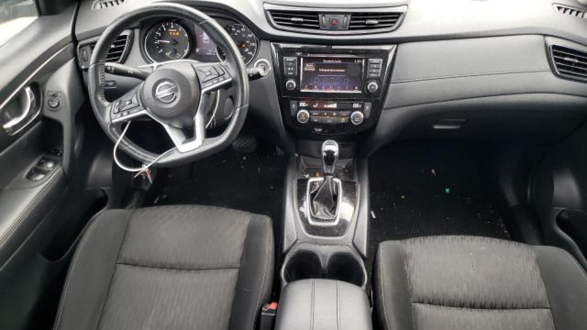 Nissan  - Rogue - 2018 - Black - 88412545