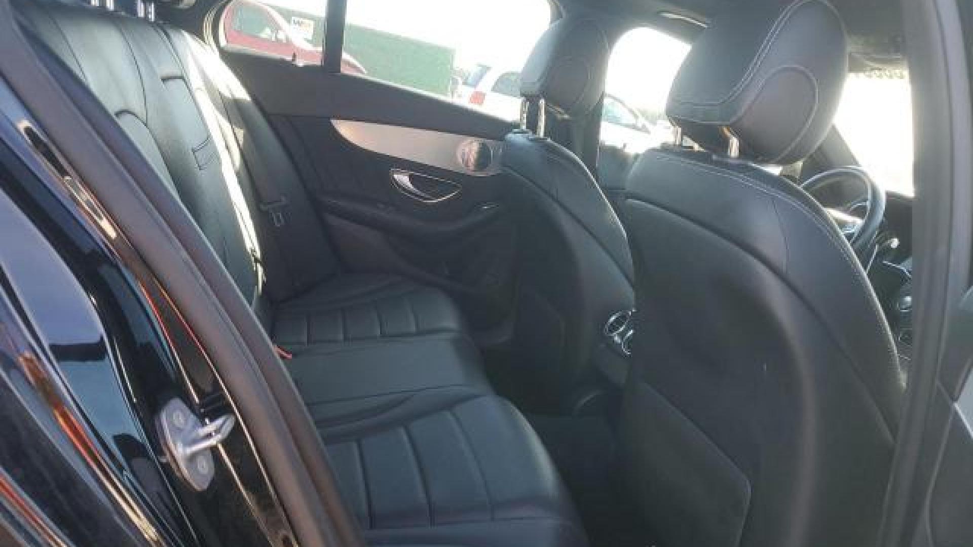Mercedes - C300 - 2018 - Black - 88864445