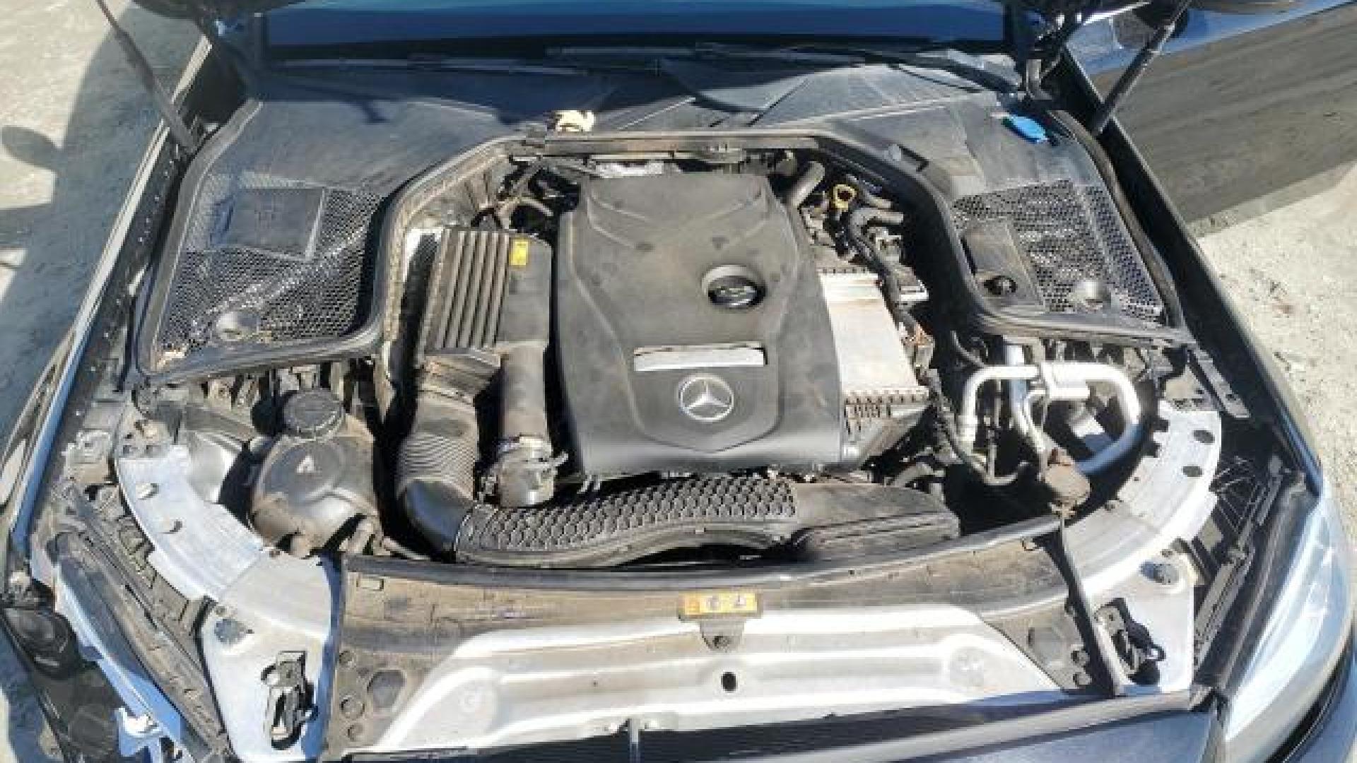 Mercedes - C300 - 2018 - Black - 88864445