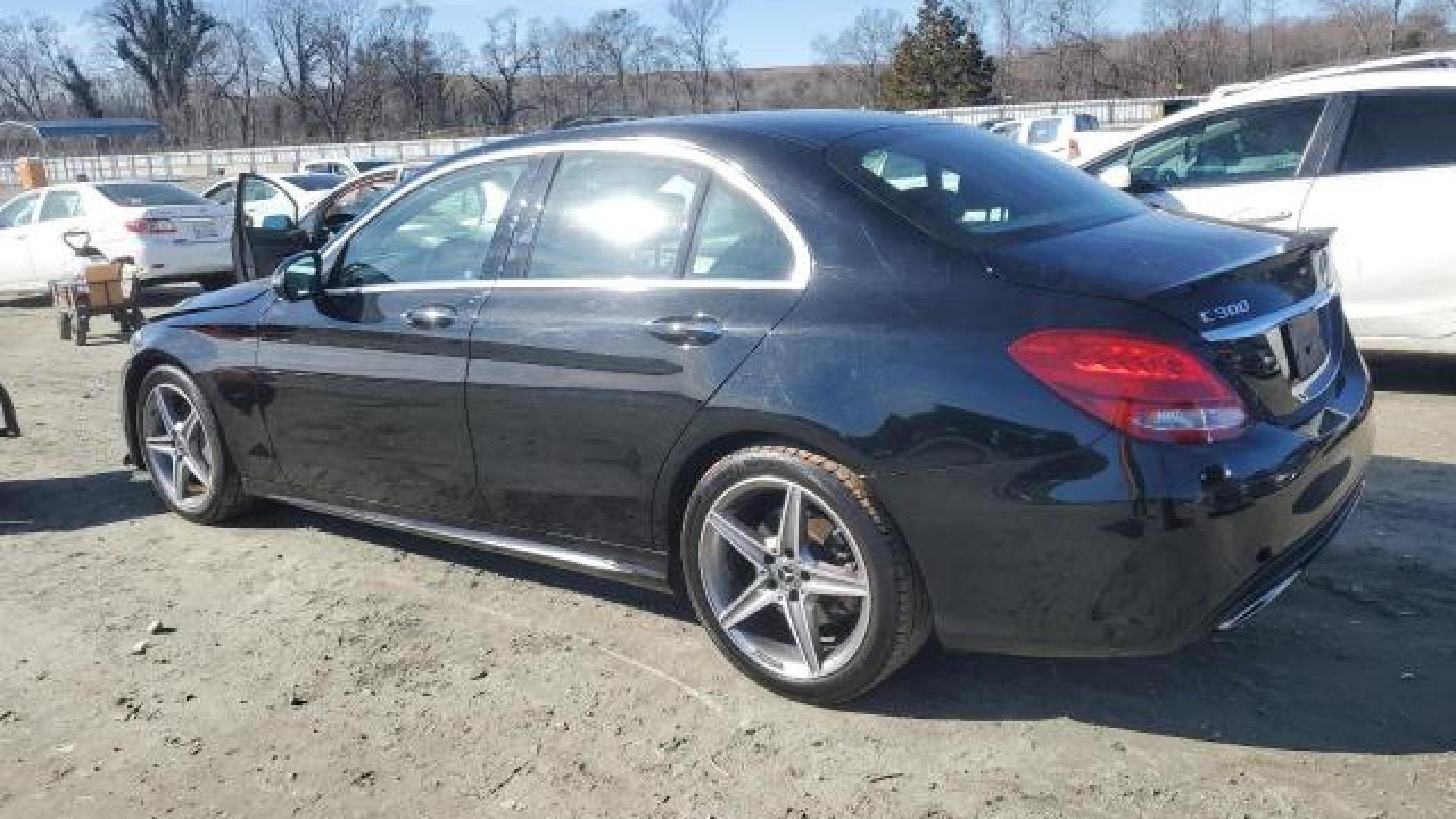 Mercedes - C300 - 2018 - Black - 88864445