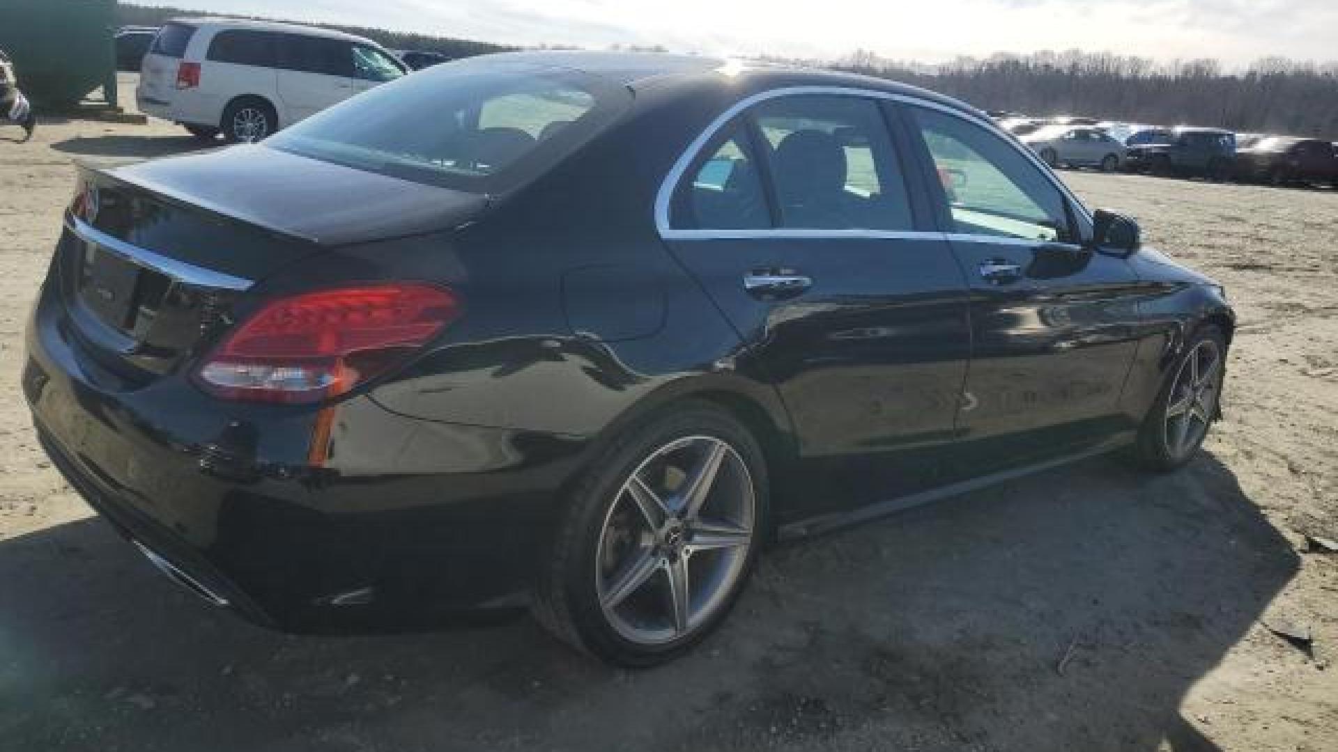 Mercedes - C300 - 2018 - Black - 88864445