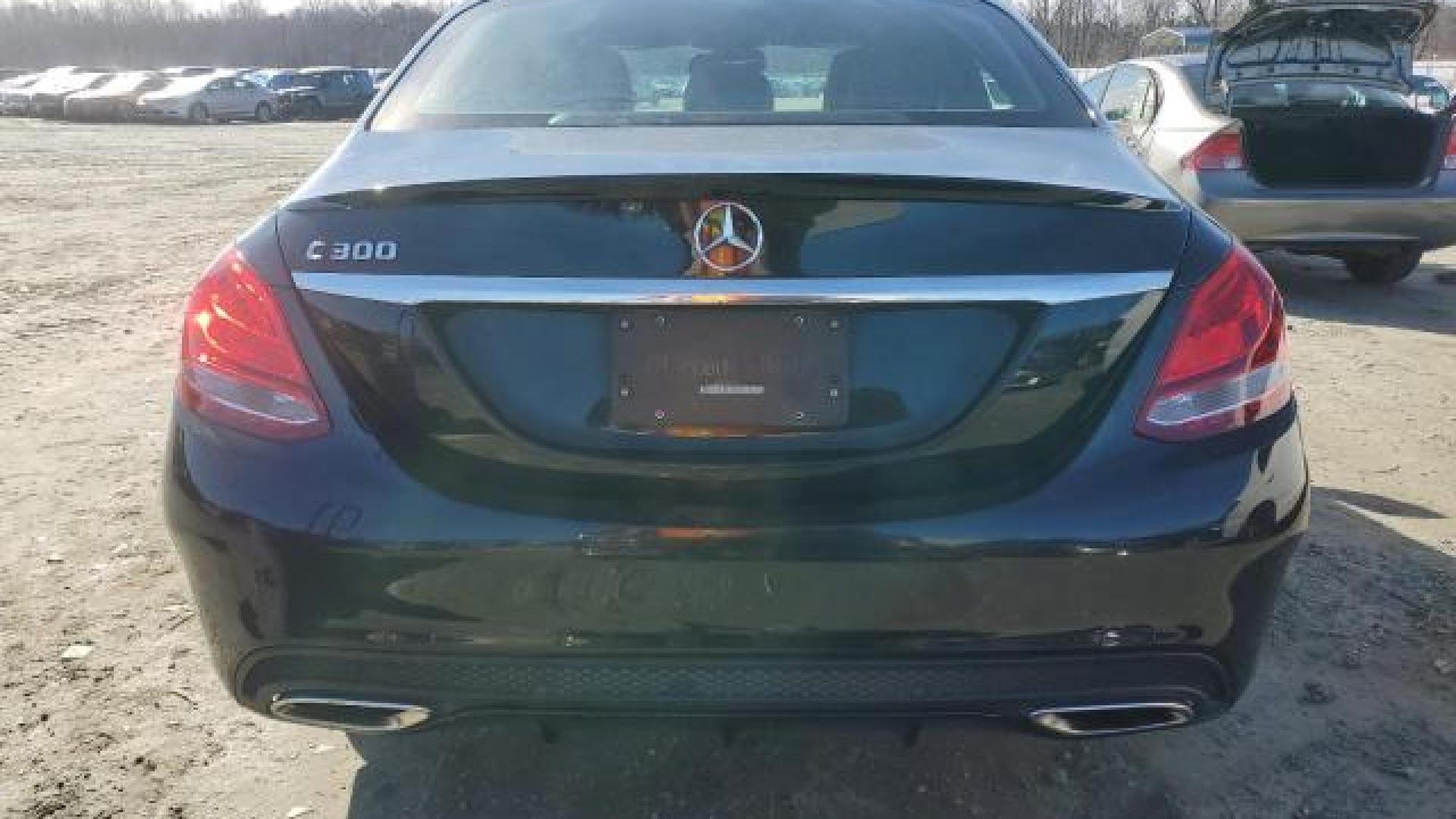 Mercedes - C300 - 2018 - Black - 88864445