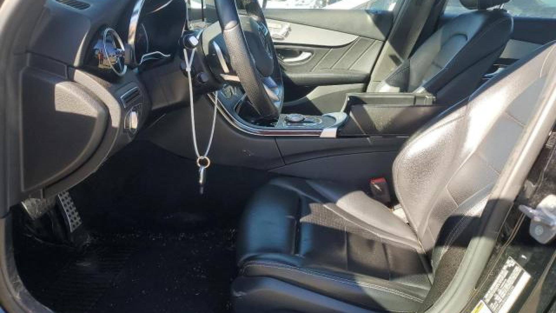Mercedes - C300 - 2018 - Black - 88864445