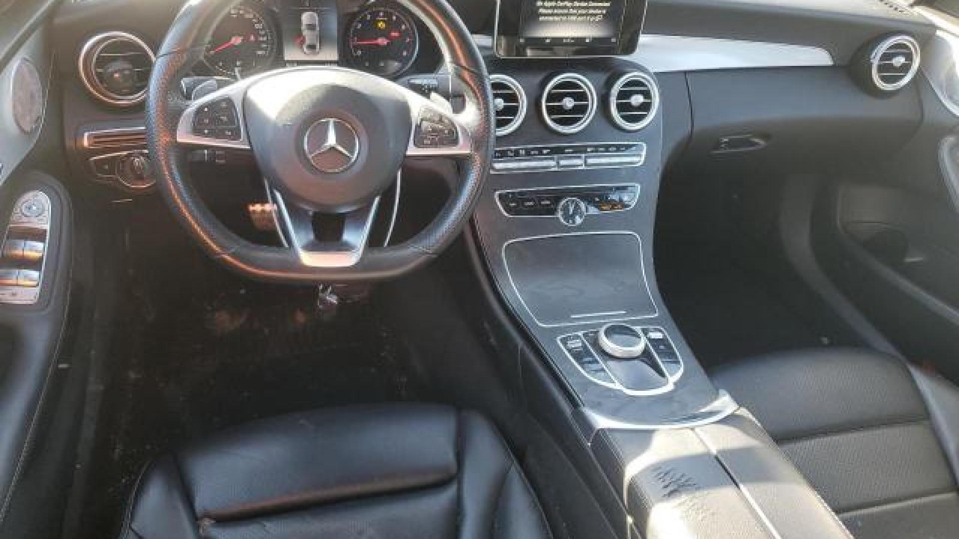 Mercedes - C300 - 2018 - Black - 88864445