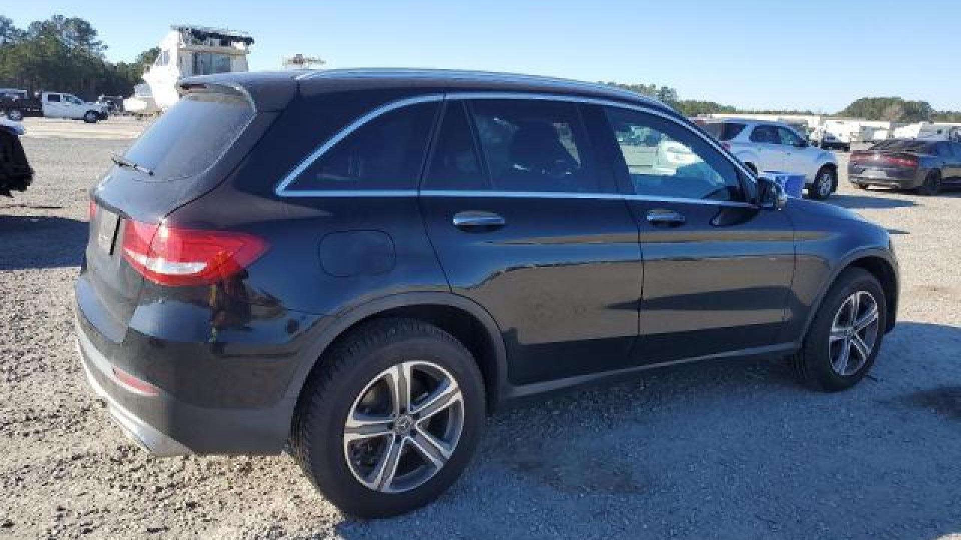 Mercedes - Glc300 - 2017 - Black - 89094415