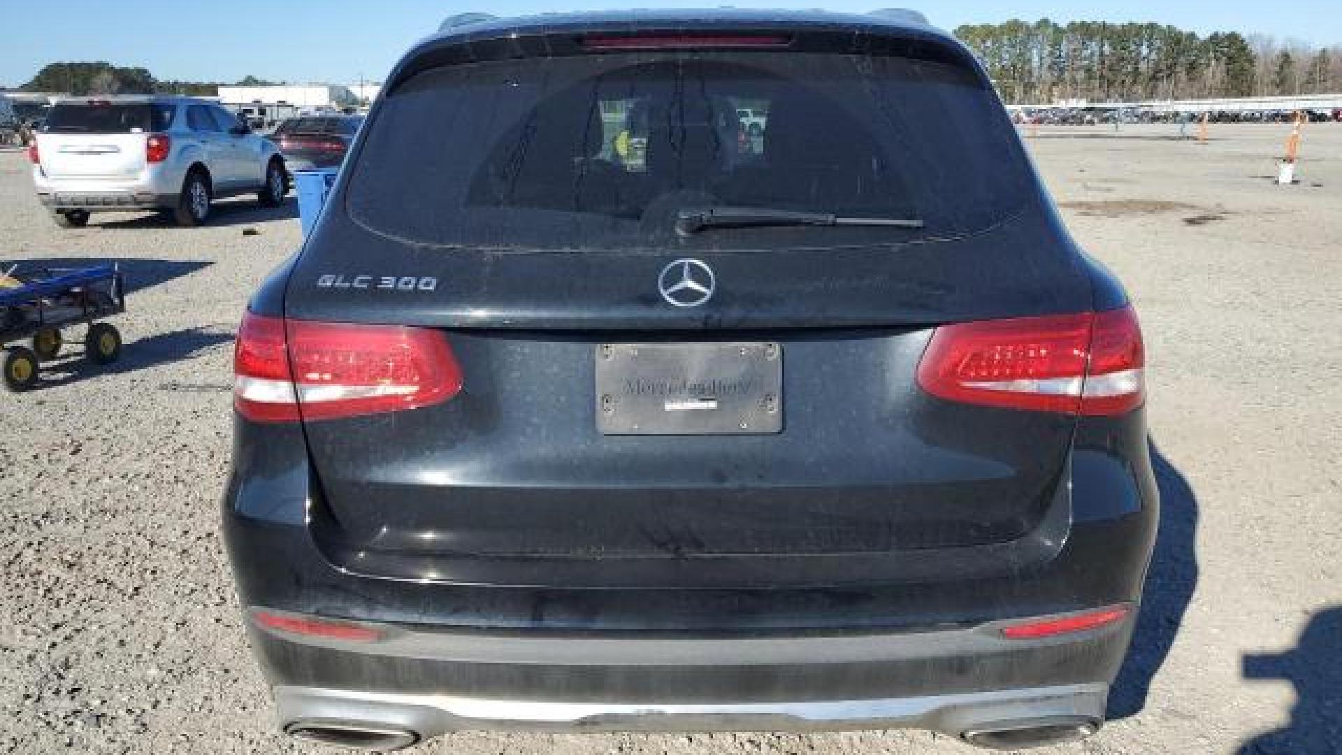 Mercedes - Glc300 - 2017 - Black - 89094415