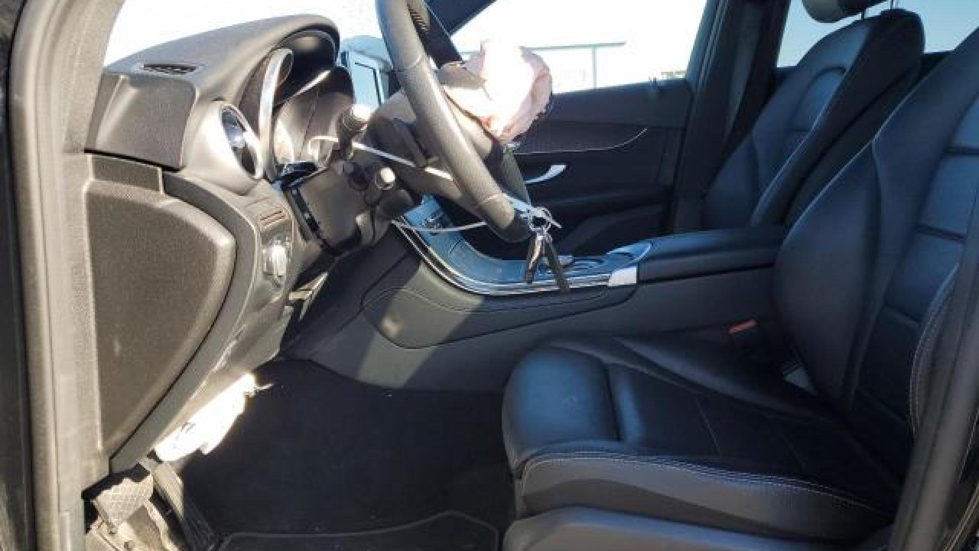 Mercedes - Glc300 - 2017 - Black - 89094415