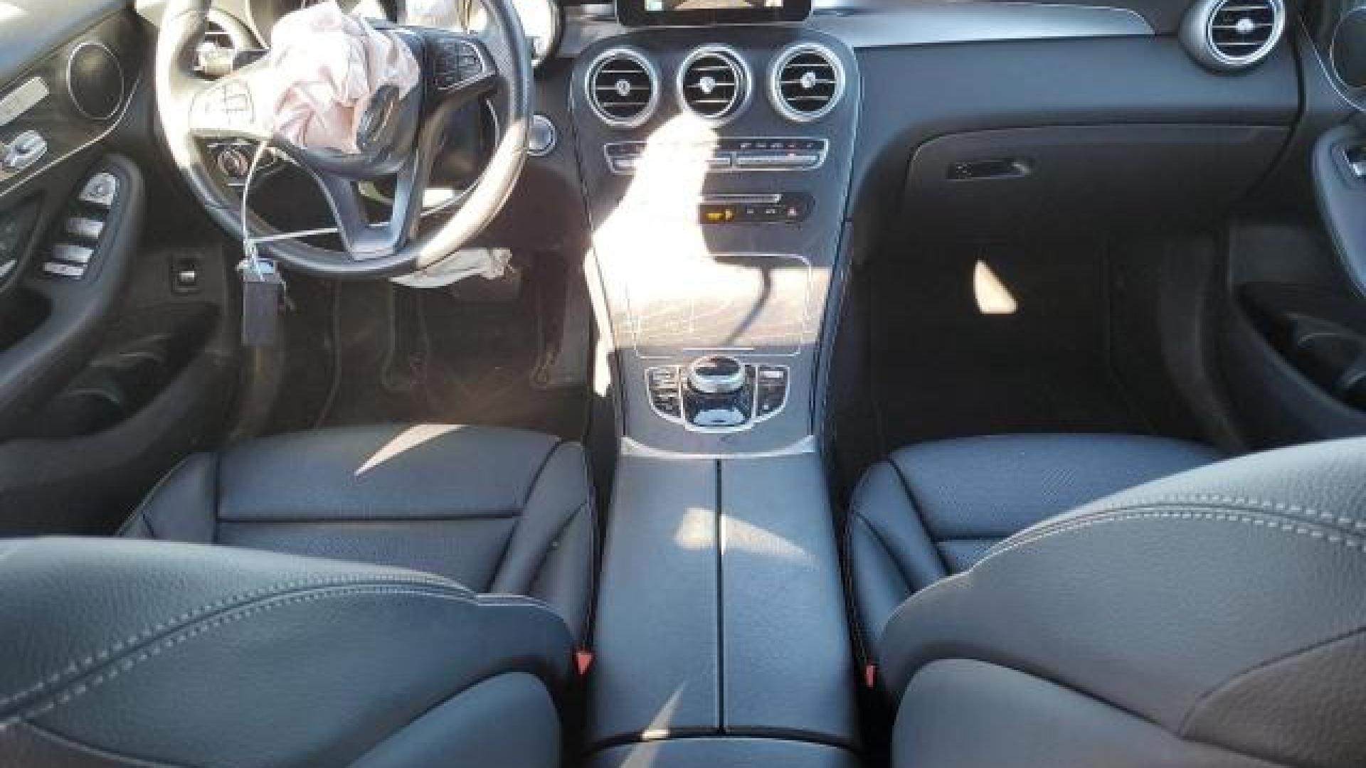 Mercedes - Glc300 - 2017 - Black - 89094415